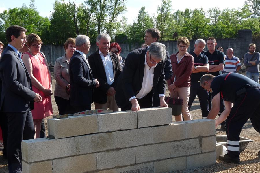Pose de la première pierre du futur centre de secours de Carmaux