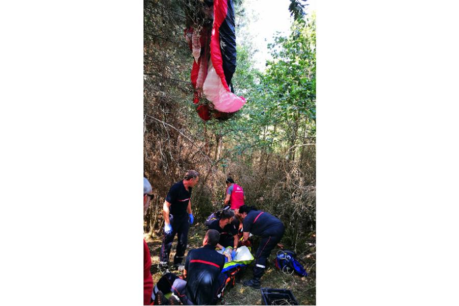 Un parapentiste finit sa course dans les arbres sur la commune de Labarthe-Bleys