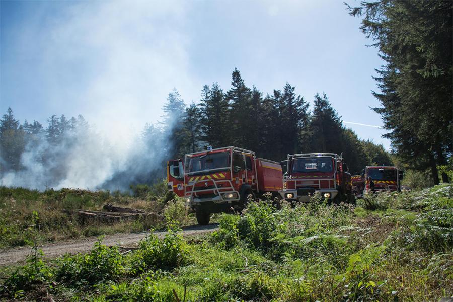 Feu d&#039;éolienne qui se propage à la végétation sur la commune de Sauveterre