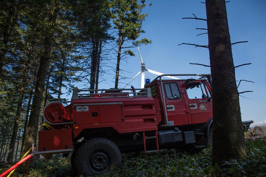 Feu d&#039;éolienne qui se propage à la végétation sur la commune de Sauveterre
