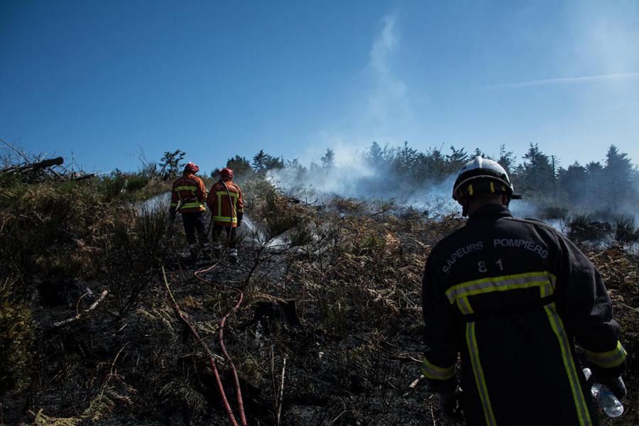 Feu d&#039;éolienne qui se propage à la végétation sur la commune de Sauveterre