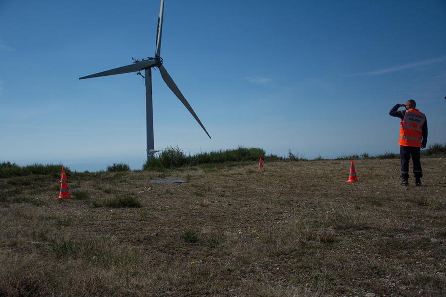 Feu d&#039;éolienne qui se propage à la végétation sur la commune de Sauveterre