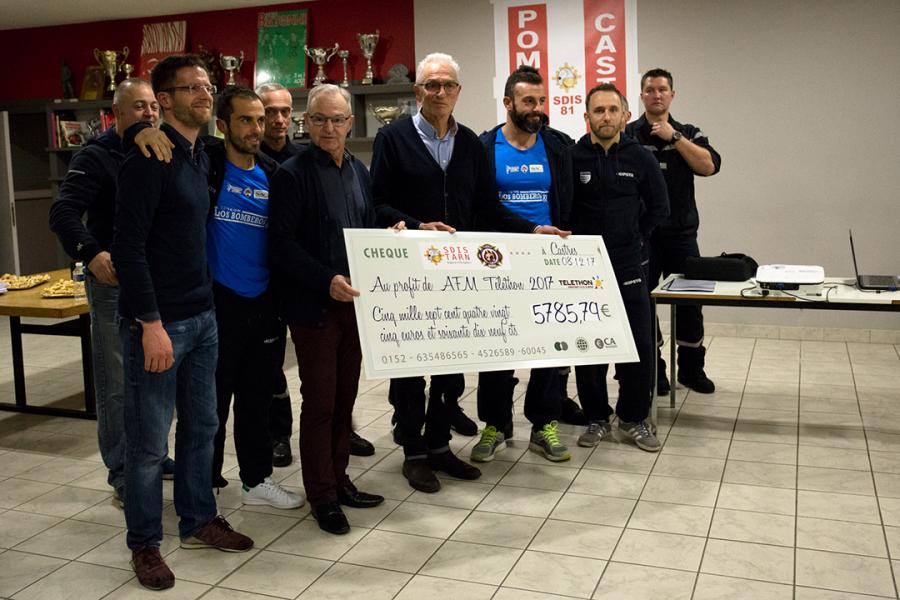 Remise de chèque des sapeurs-pompiers de Castres en faveur du Téléthon 