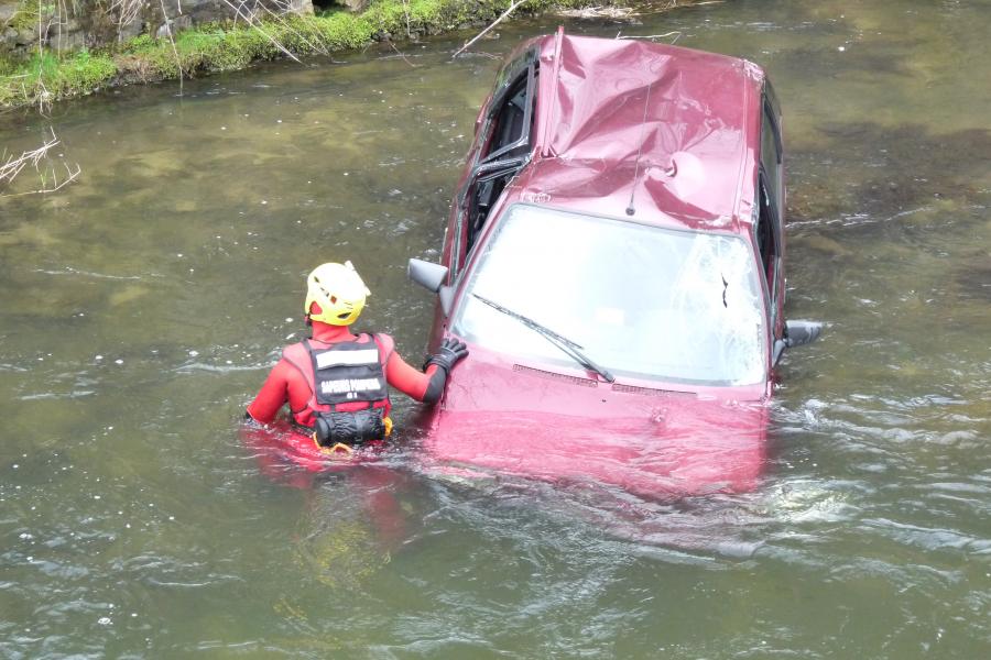 Accident d&#039;une voiture dans un cours d&#039;eau