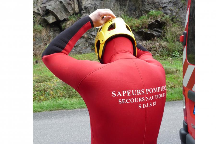 Accident d&#039;une voiture dans un cours d&#039;eau