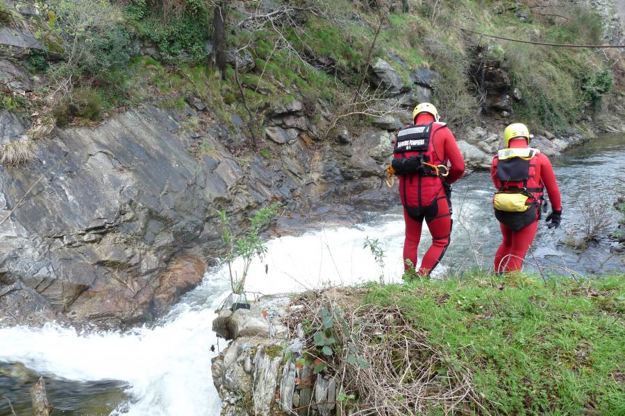 Accident d&#039;une voiture dans un cours d&#039;eau