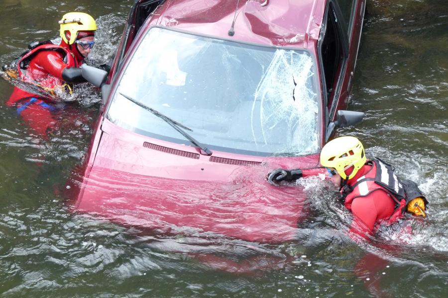 Accident d&#039;une voiture dans un cours d&#039;eau