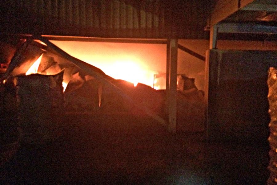 Feu de bâtiment industriel à Alban