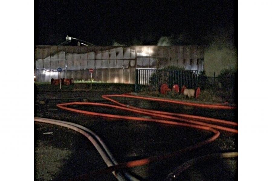 Feu de bâtiment industriel à Alban