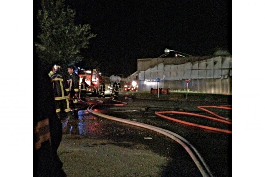 Feu de bâtiment industriel à Alban