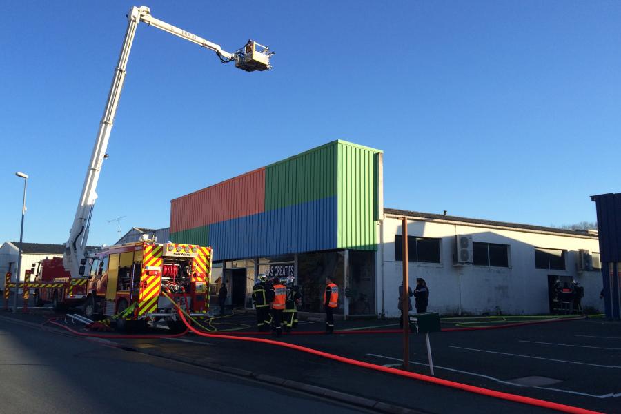 Feu de magasin sur la commune de Puygouzon