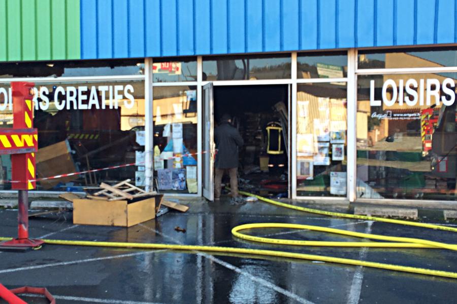 Feu de magasin sur la commune de Puygouzon