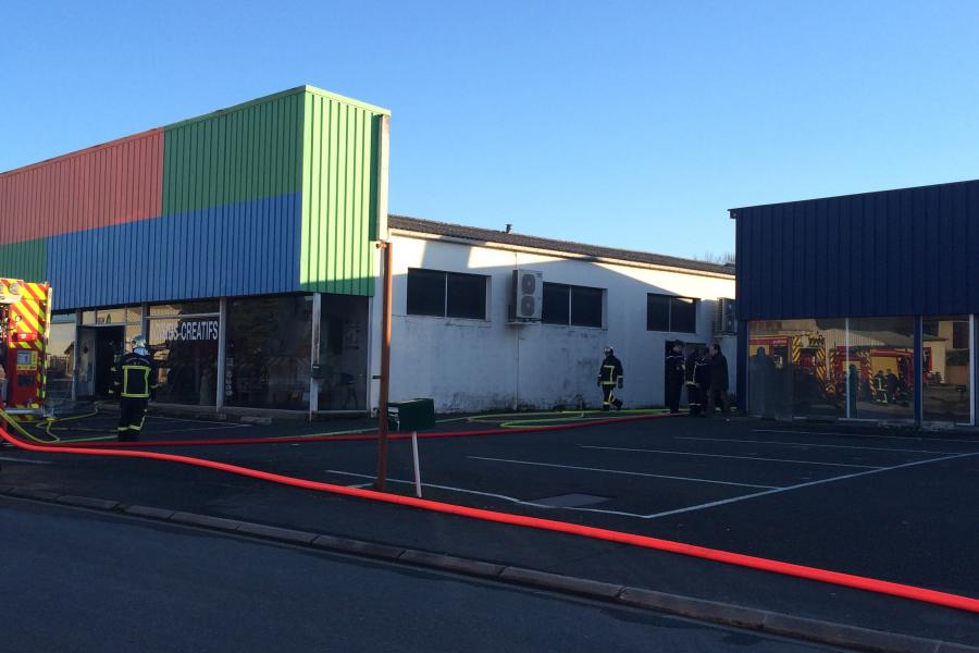 Feu de magasin sur la commune de Puygouzon