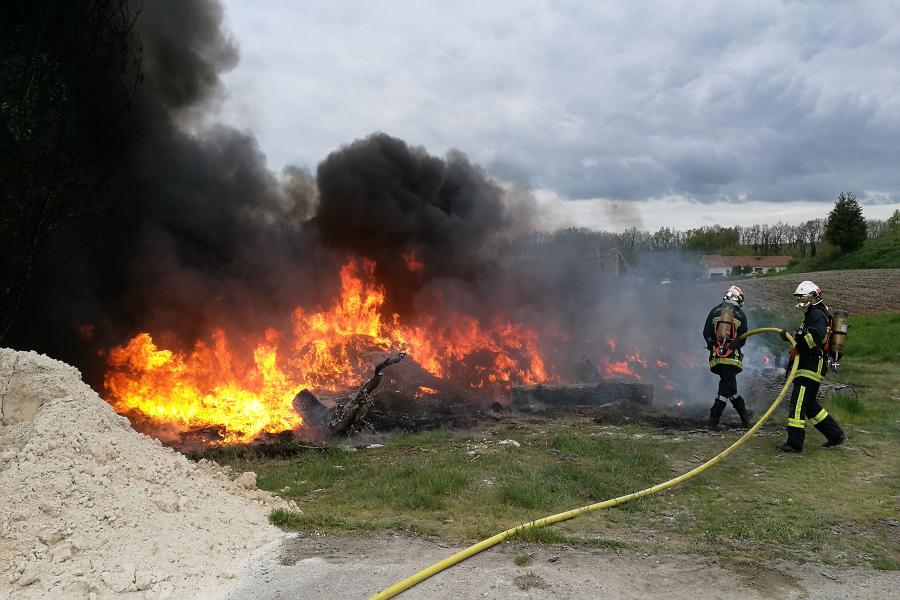 Un feu de pneus sur la commune de Milhavet