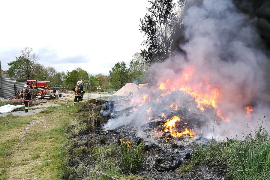 Un feu de pneus sur la commune de Milhavet