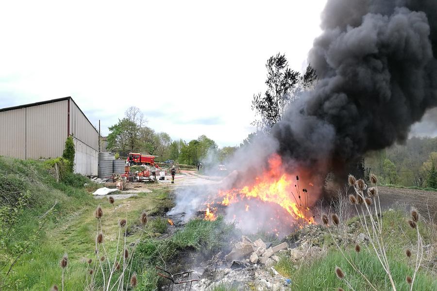 Un feu de pneus sur la commune de Milhavet