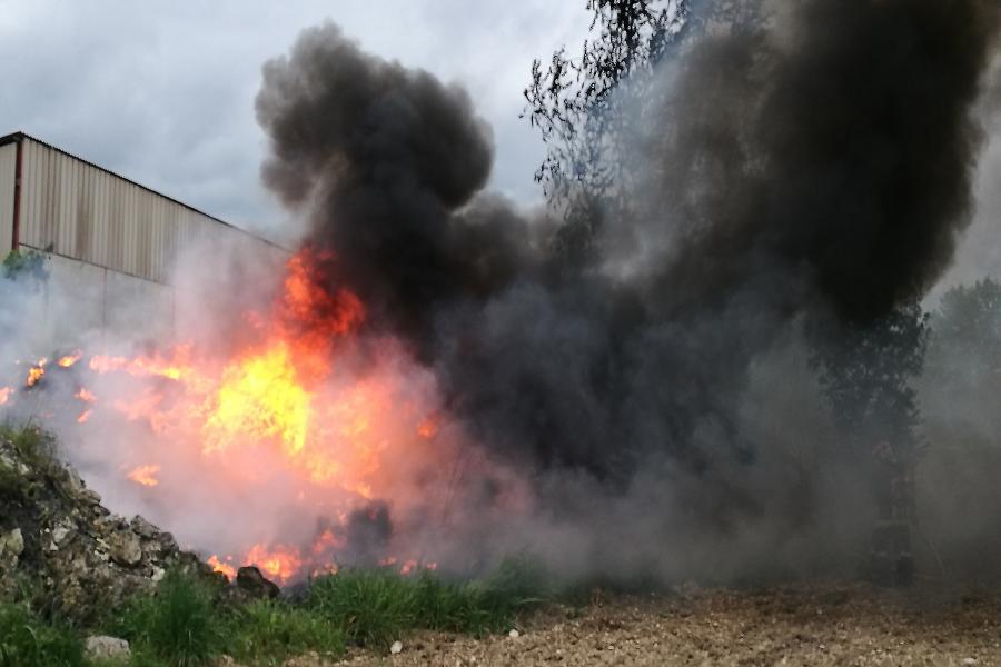 Un feu de pneus sur la commune de Milhavet