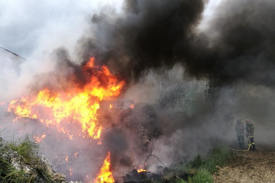 Un feu de pneus sur la commune de Milhavet