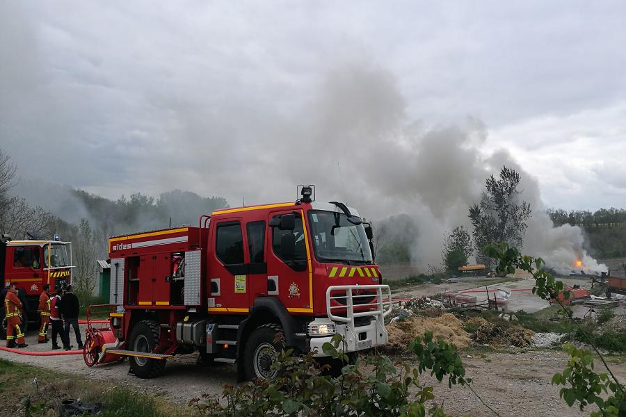 Un feu de pneus sur la commune de Milhavet