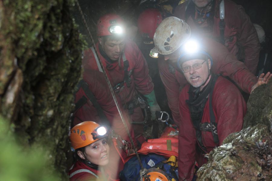 Exercice de secours spéléologique à Sorèze