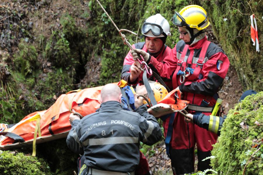 Exercice de secours spéléologique à Sorèze