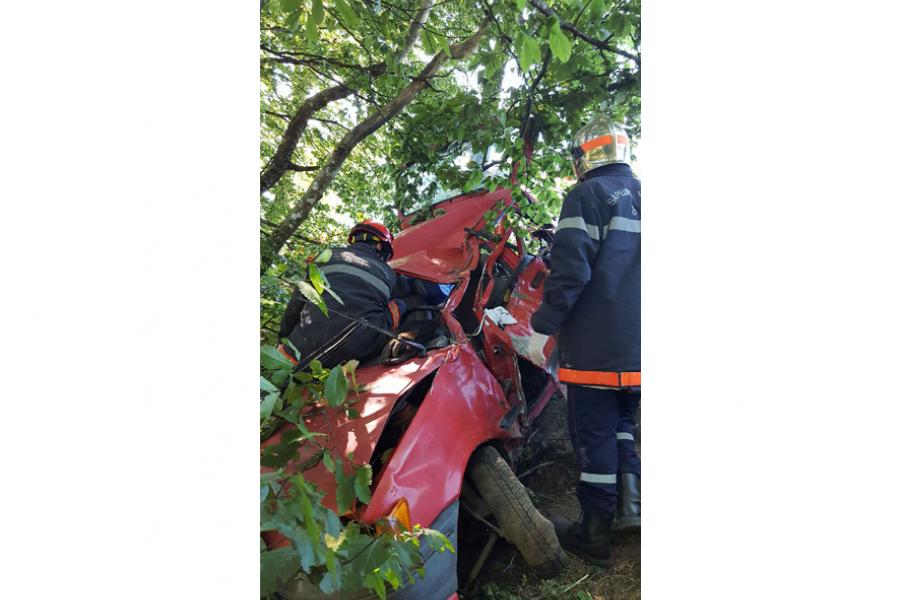 Embardée d&#039;une voiture sur la commune de Lacabarède