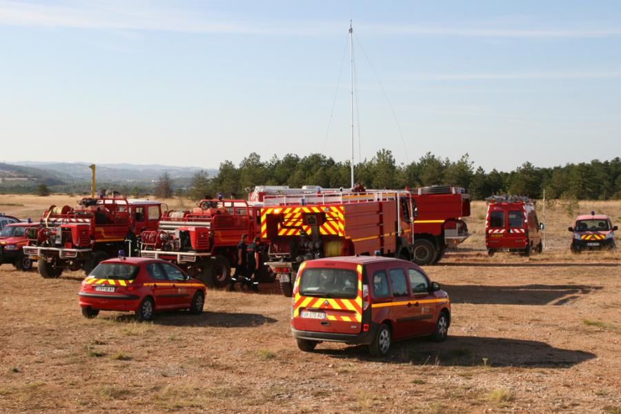 Important feu de forêts sur le terrain militaire à Caucalières