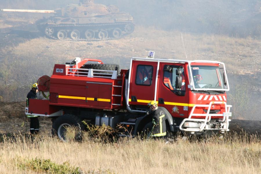 Important feu de forêts sur le terrain militaire à Caucalières