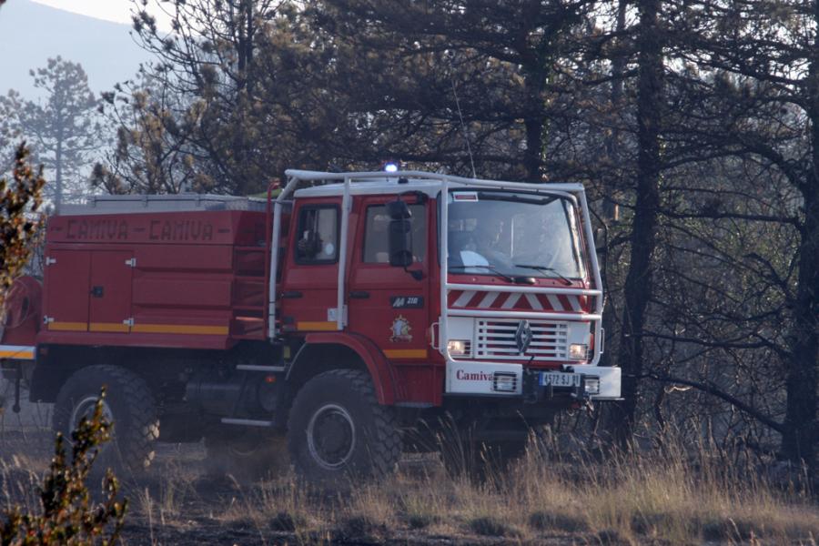 Important feu de forêts sur le terrain militaire à Caucalières