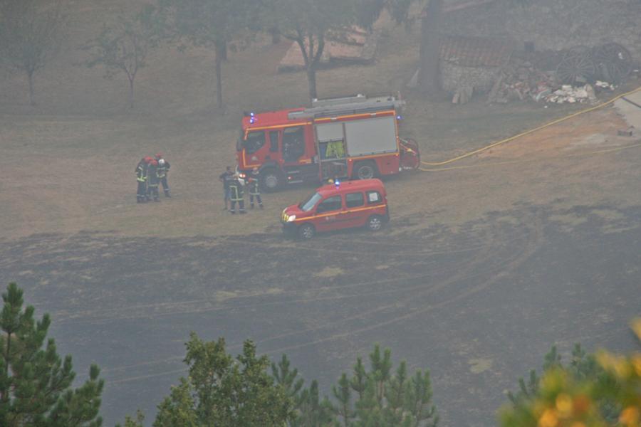 Important feu de forêts sur le terrain militaire à Caucalières