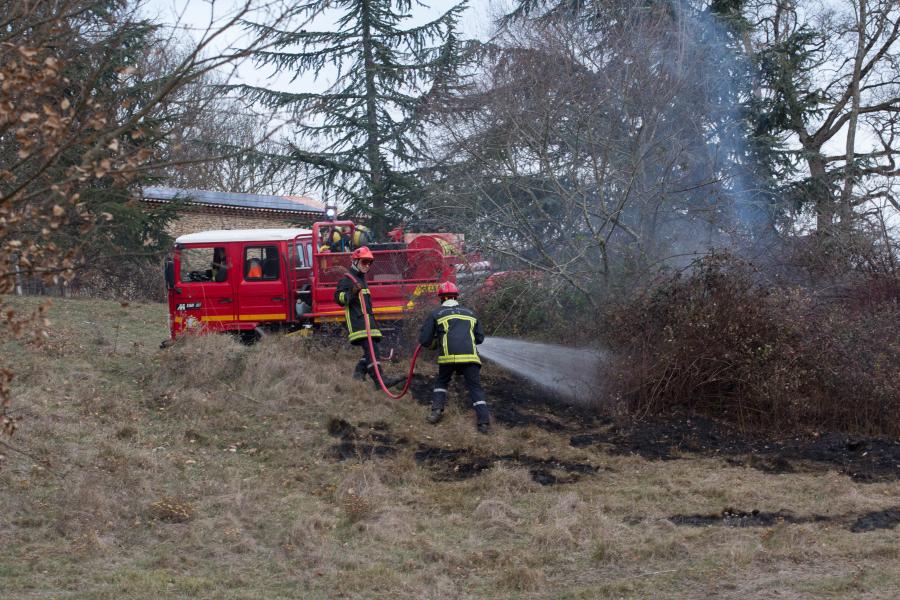 Feu d&#039;herbes sèches sur la commune de Serviès