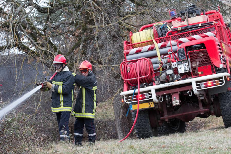 Feu d&#039;herbes sèches sur la commune de Serviès