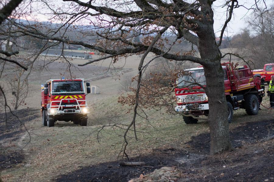 Feu d&#039;herbes sèches sur la commune de Serviès