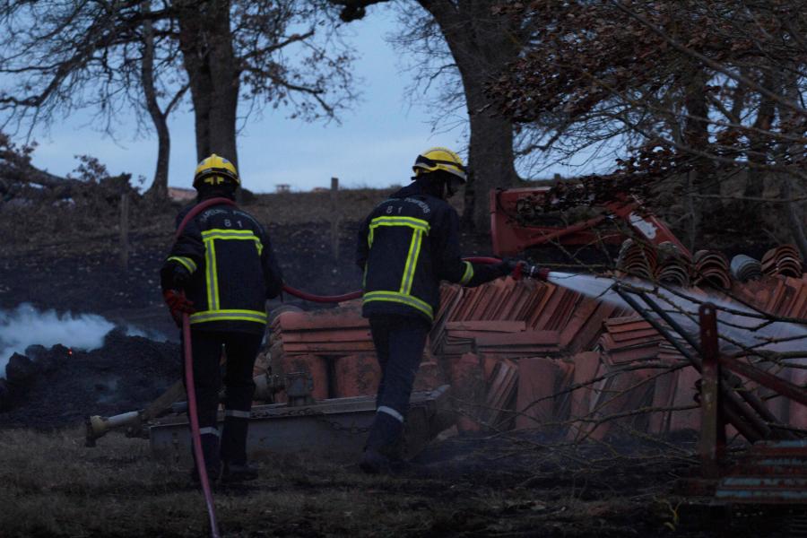 Feu d&#039;herbes sèches sur la commune de Serviès