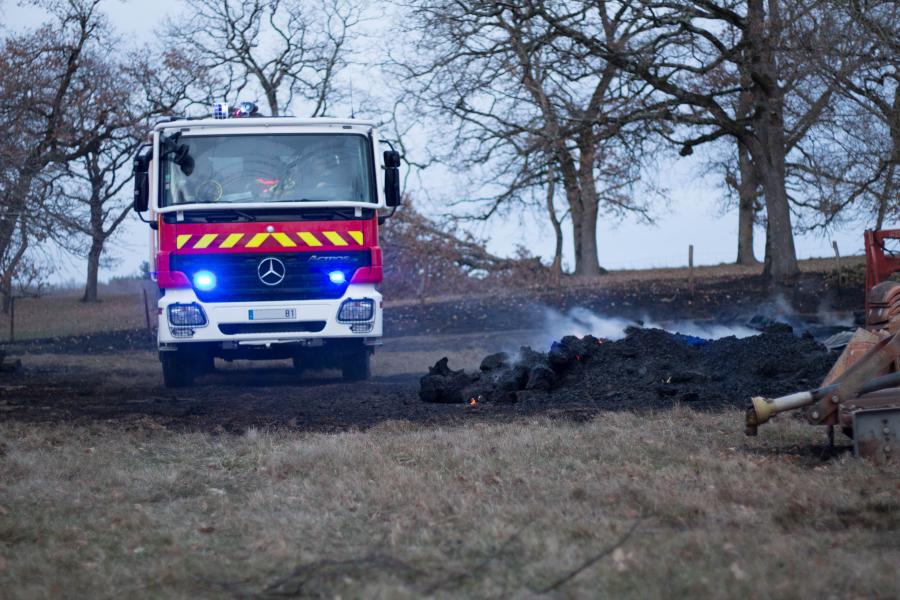 Feu d&#039;herbes sèches sur la commune de Serviès