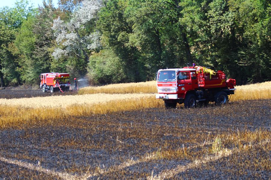 Feu de récolte sur la commune de Carlus