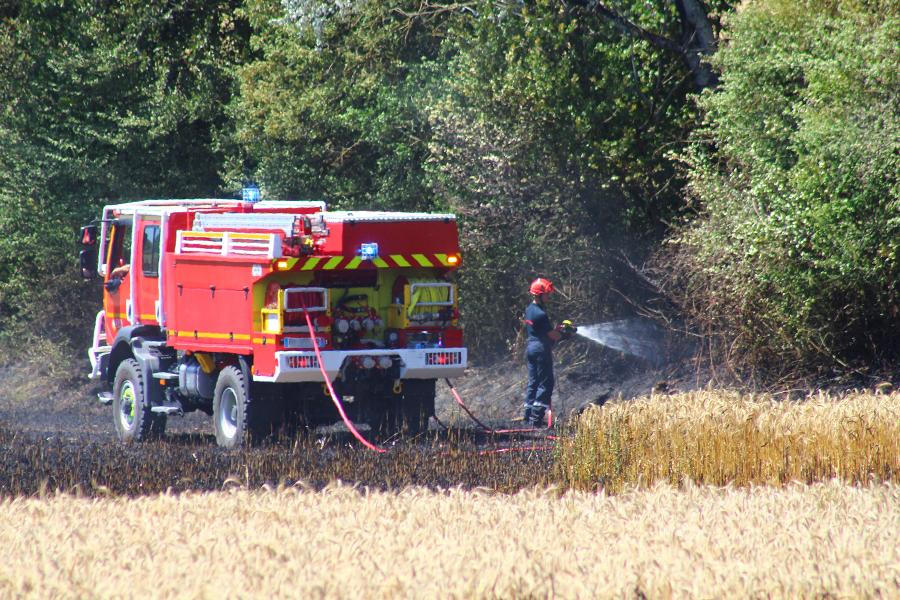 Feu de récolte sur la commune de Carlus