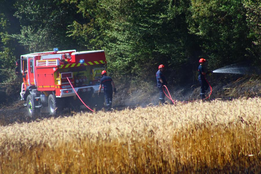 Feu de récolte sur la commune de Carlus