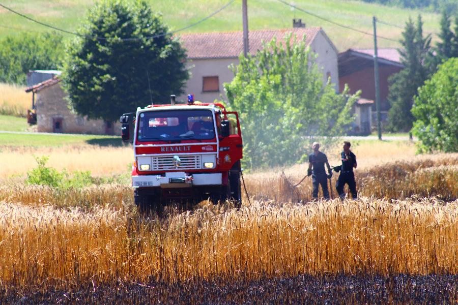 Feu de récolte sur la commune de Carlus