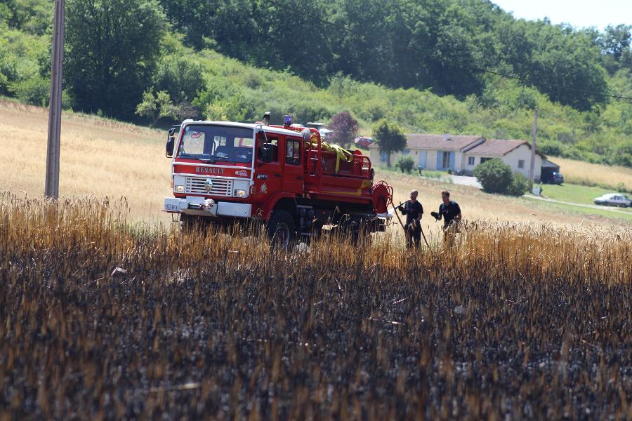 Feu de récolte sur la commune de Carlus