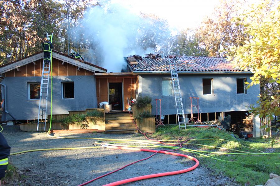Une maison en construction détruite par un incendie à Saint-Gauzens