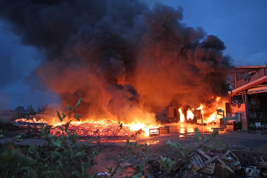 Feu de bâtiment agricole à Montdragon : 70 sapeurs-pompiers engagés