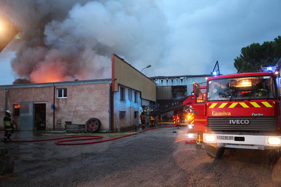 Feu de bâtiment agricole à Montdragon : 70 sapeurs-pompiers engagés