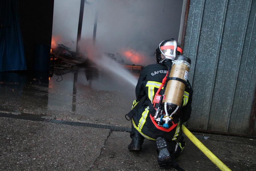 Feu de bâtiment agricole à Montdragon : 70 sapeurs-pompiers engagés