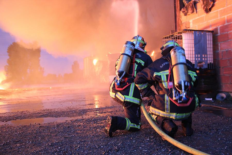 Feu de bâtiment agricole à Montdragon : 70 sapeurs-pompiers engagés