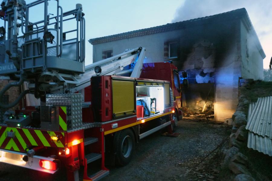 Une maison en rénovation détruite par les flammes