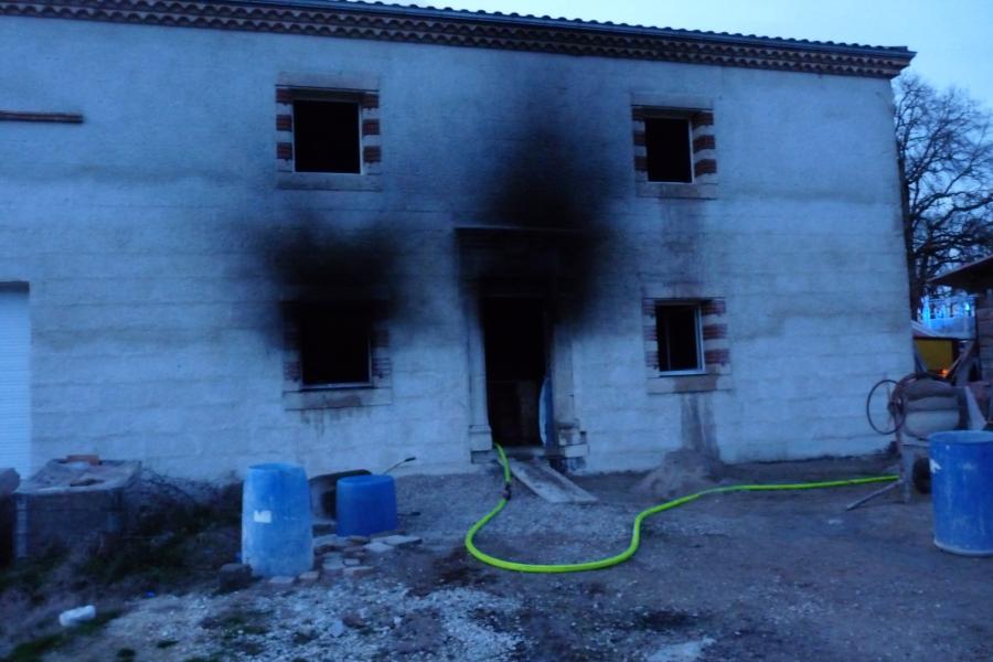 Une maison en rénovation détruite par les flammes