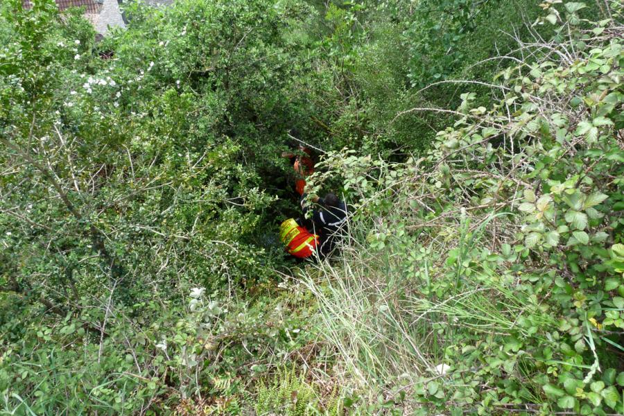 Une personne chute en contre bas d&#039;un sentier de randonnée