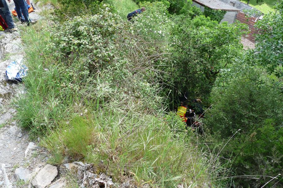 Une personne chute en contre bas d&#039;un sentier de randonnée