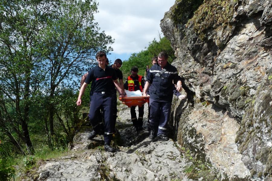 Une personne chute en contre bas d&#039;un sentier de randonnée